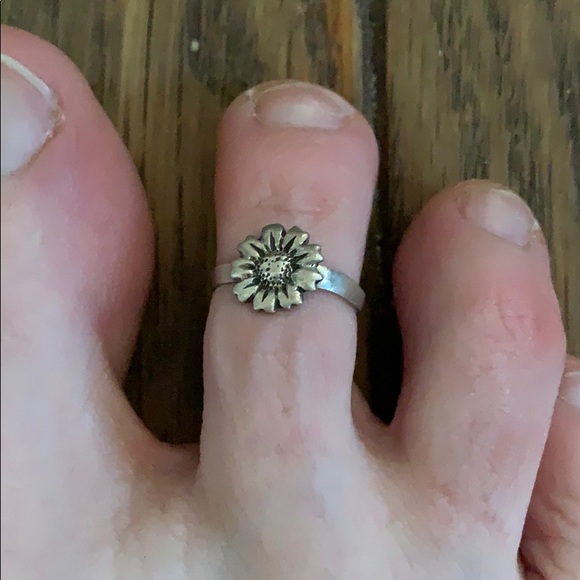 Sterling flower toe ring - Picture 2 of 3